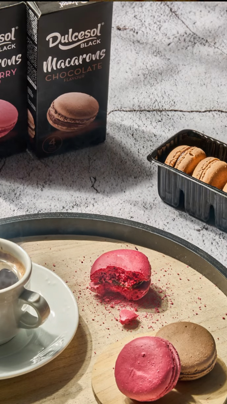 Fotografía de repostería profesional – macaron mordido con estilo gourmet y food styling en Valencia.