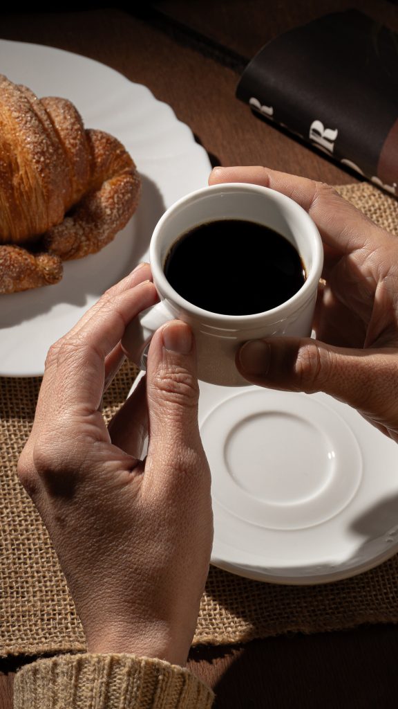 Café artesanal en fotografía gastronómica en Valencia.