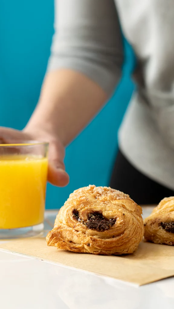 Croissant con jugo de naranja fotografía de repostería gastronómica en valencia foodbyleo