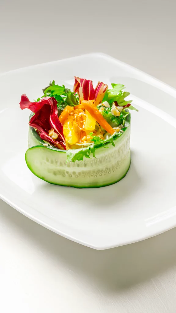 Ensalada fresca en forma de cilindro fotografía gastronómica para restaurantes valencia foodbyleo