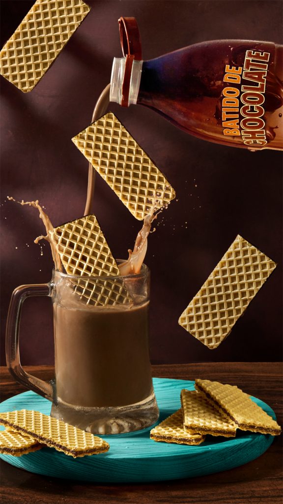 Fotografía gastronómica en Valencia de chocolatada creativo con galletas.