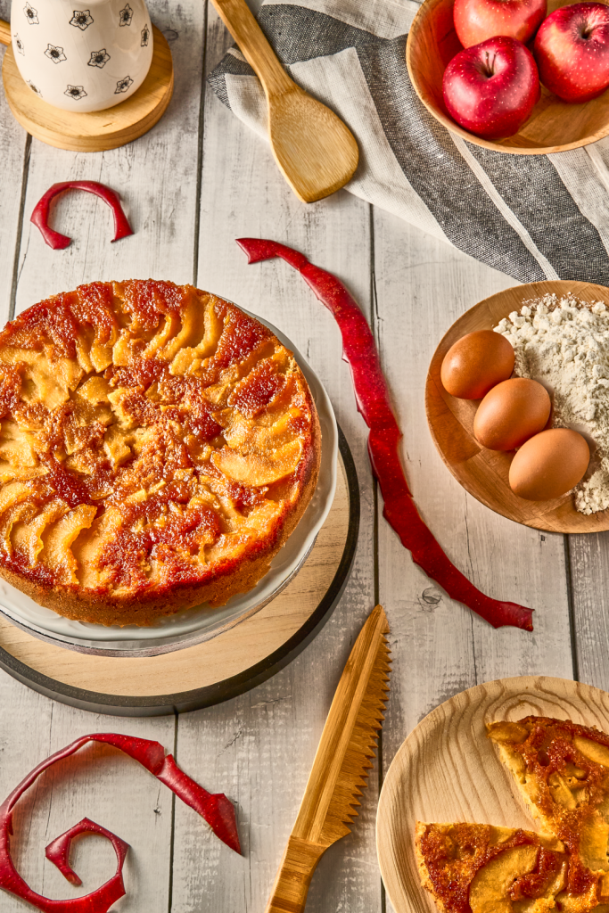 Fotografía gastronómica de tarta de manzanas con luz narrativa en Valencia
