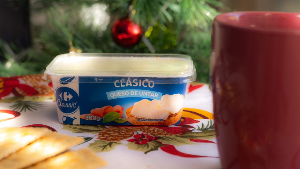 Fotografía de alimentos en Valencia con producto sobre mesa navideña.