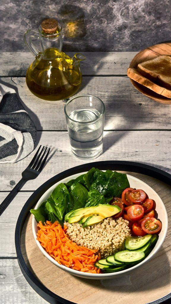 Ensalada colorida con quinoa y verduras fotógrafo gastronómico foodbyleo