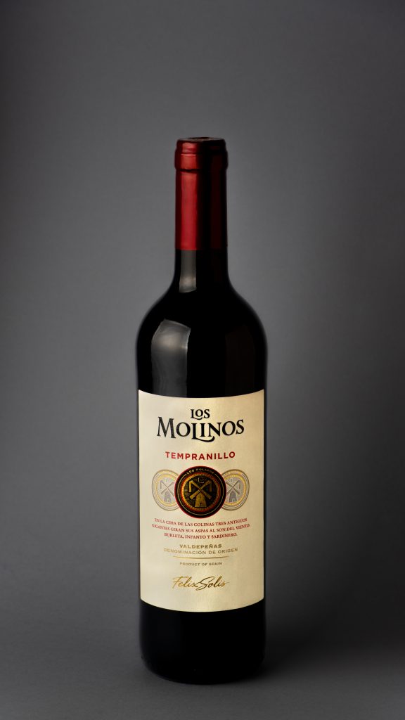 Botella de vino en fotografía gastronómica en Valencia.