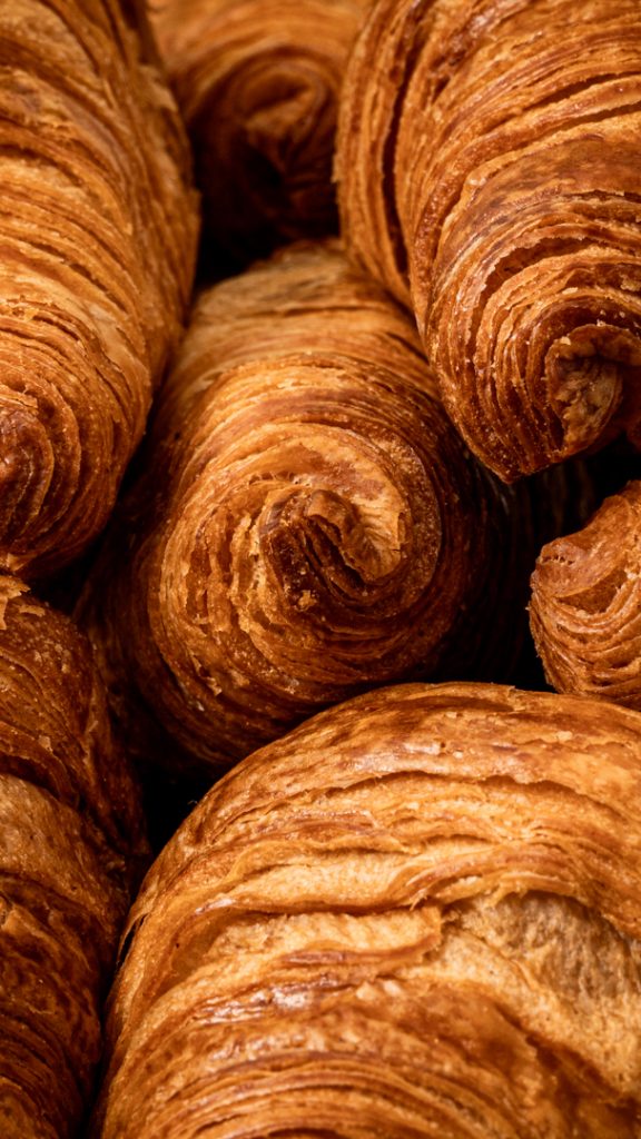 Croissants recién horneados en fotografía gastronómica Valencia.