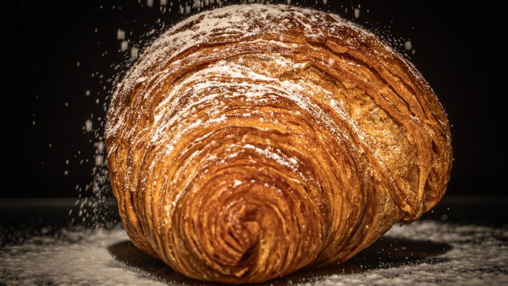 Croissant recién horneado en fotografía gastronómica en Valencia.