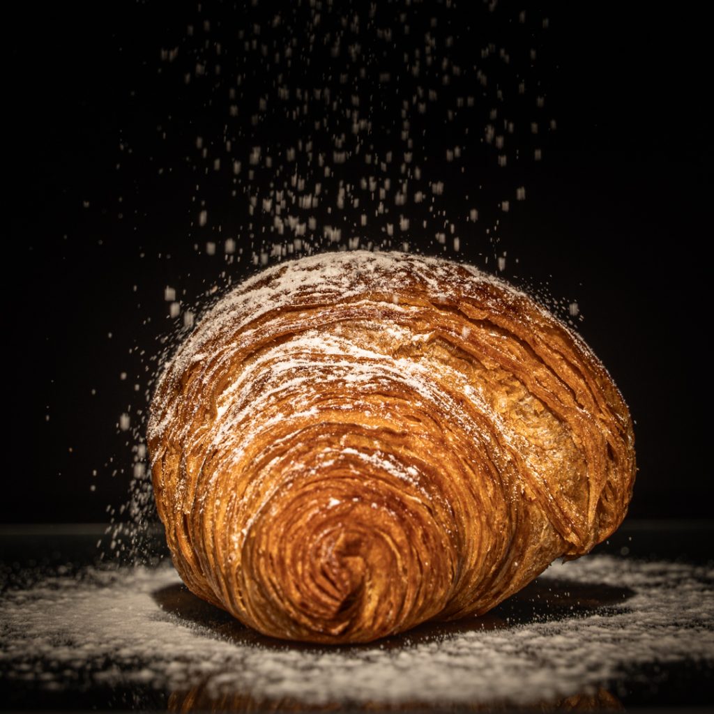 Croissant recién horneado en fotografía gastronómica en Valencia.