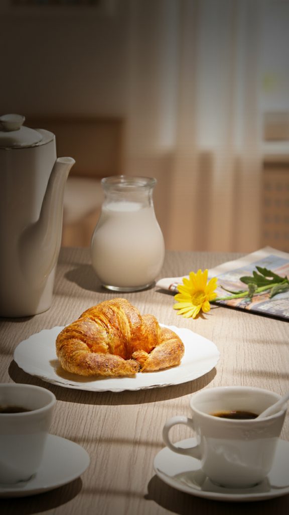 Fotografía gastronómica en Valencia de leche y repostería casera.