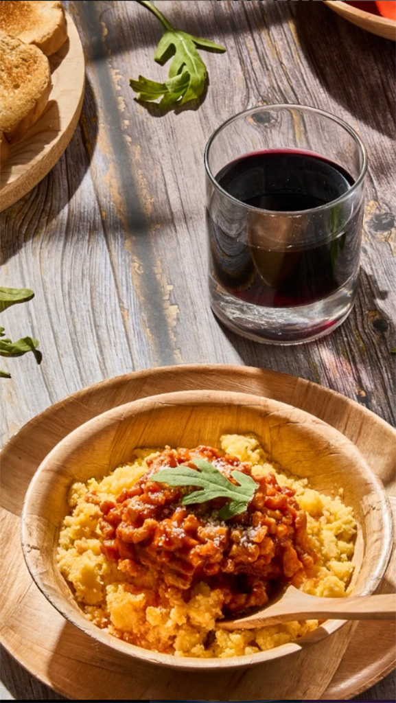 Plato de comida con vino tinto fotógrafo gastronómico en valencia foodbyleo