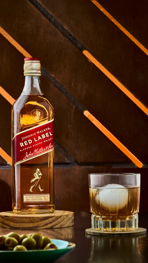 Botella de whisky y vaso con hielo fotografo de bebidas envalencia foodbyleo