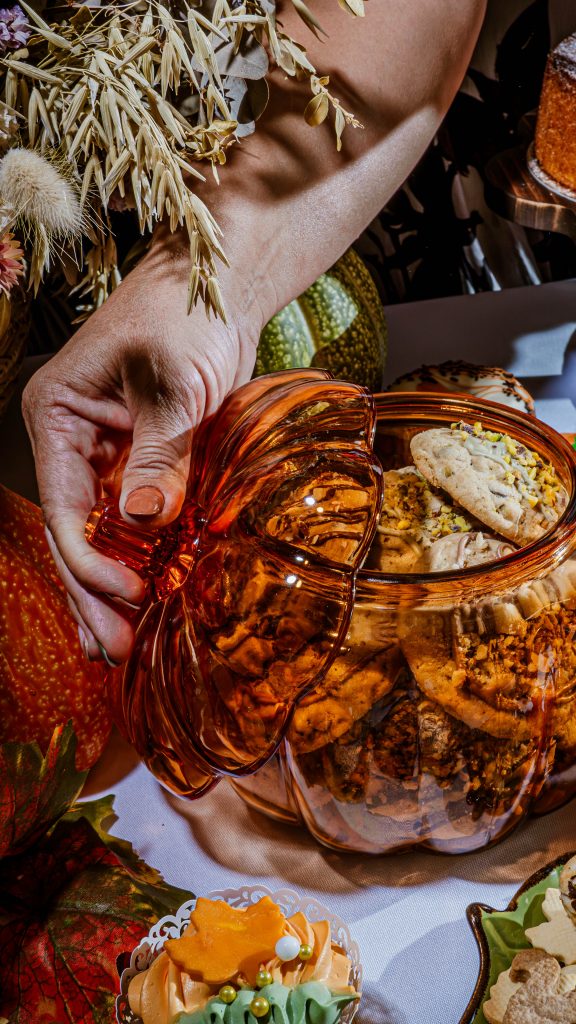 mano de repostera abriendo frasco de cookies