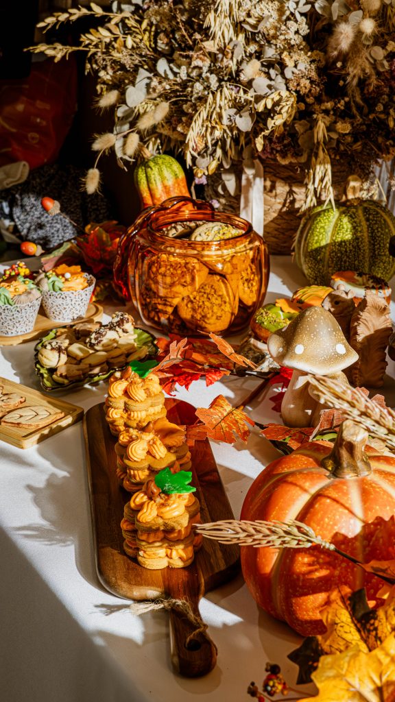 muffins de calabaza sobre mesa otoñal