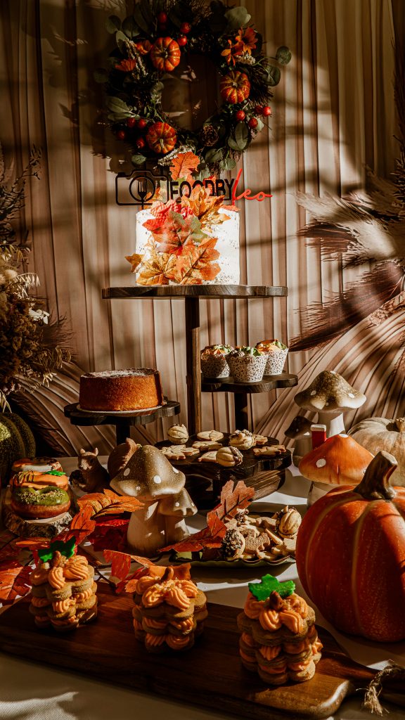 mesa otoñal de repostería con tarta hero