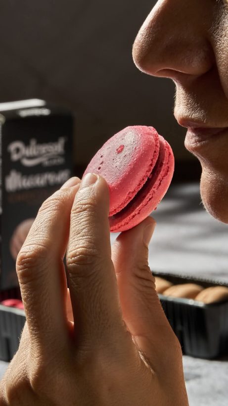 Fotografía gastronómica de macarons con luz narrativa – FoodByLeo